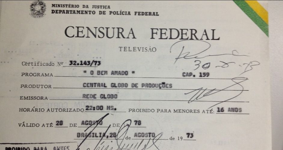 Antes do regime democrático, a censura no Brasil era algo institucionalizado por órgãos censores. Na imagem, o certificado da Divisão de Censura de Diversões Públicas autorizando a exibição da novela “O Bem Amado” (Imagem: UOL/Arquivo Nacional)
