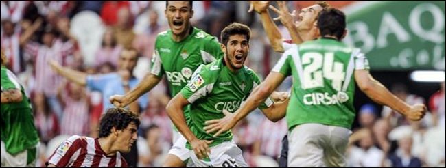 Los-jugadores-del-Betis-celebr_543393753